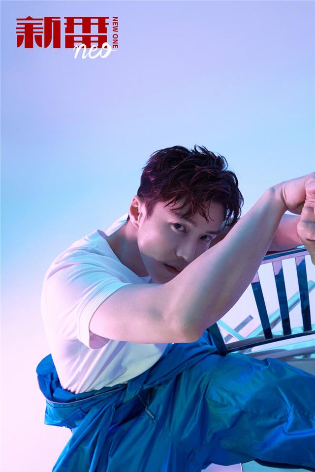 王冠逸质感大片曝光 深邃眼神显成熟魅力