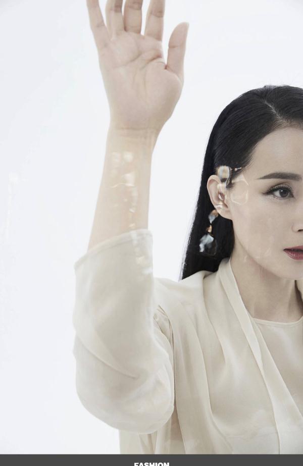 王艳带儿子拍时尚大片！12岁球球身高赶超妈妈，穿成衣时尚感爆棚