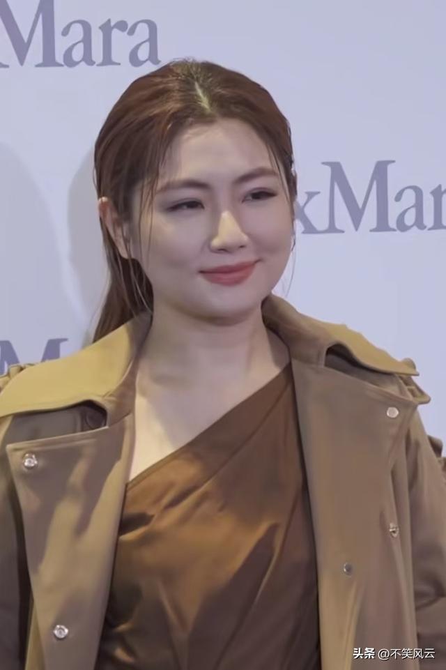 SHE日本旅游被偶遇，田馥甄肚子隆起似怀孕，任家萱发福更显年轻