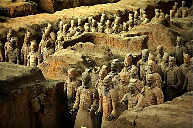 秦始皇兵马俑，是用活人烧制的？这尊裂开的兵马俑，解开了真相