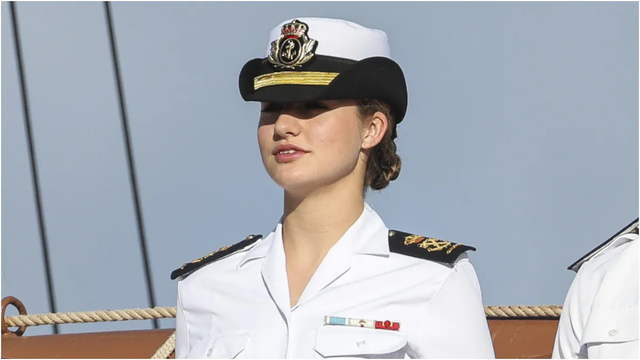 莱昂诺尔公主在巴西过情人节，紧身短裤秀结实大腿，百米高空绽笑