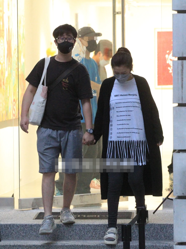 任家萱与小7岁男友约会！手臂烧伤疤痕明显，两人无名指婚戒抢眼