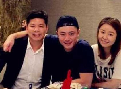 霍建华一家三口合体，林心如照顾女儿母爱满满，小海豚正面曝光