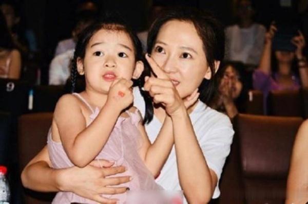 聂远携手妻子走红毯，“正宫娘娘”一袭粉裙太美艳，原来这么会穿