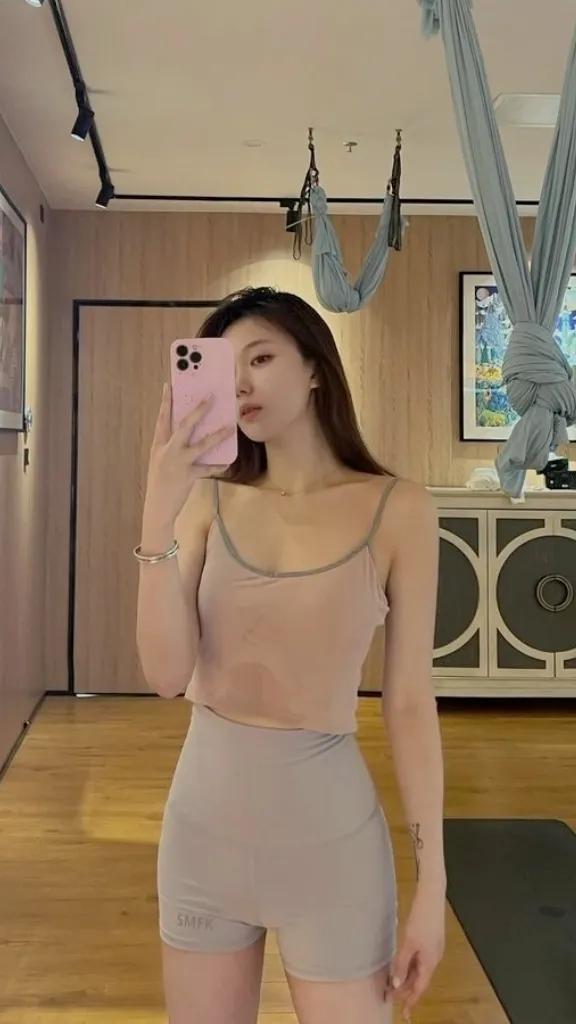 30 岁丰腴少妇，气质与美貌并存的尤物！