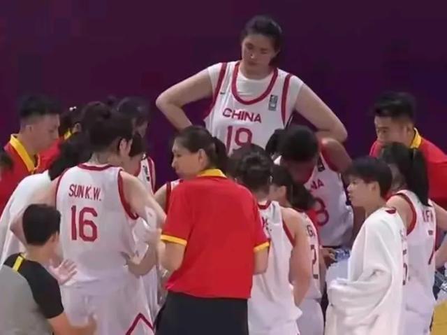 看14岁姚沁蕾1米93超叶莉，才发现她和2米28张子宇将接棒女篮内线