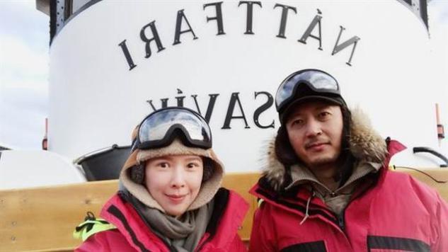 45岁女星晒近照，穿比基尼秀火辣身材，身体前倾排骨胸呼之欲出