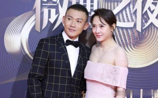 聂远携手妻子走红毯，“正宫娘娘”一袭粉裙太美艳，原来这么会穿