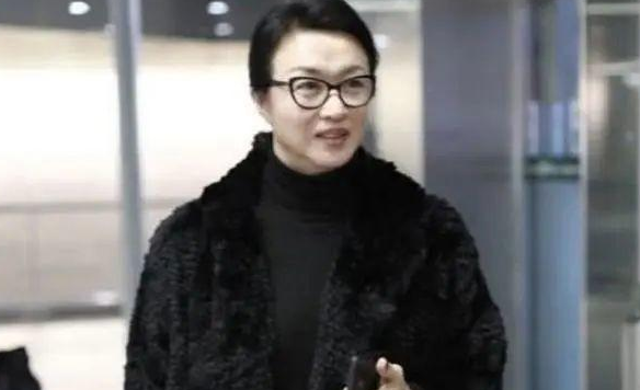 52岁金星重回男儿本色，全身男装素颜走街，网友感慨：太飒了