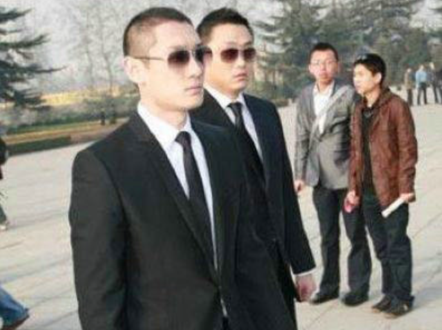 2009年李钰去世，男友汪雨为她扫墓十多年，她凭什么赢了赵薇张敏