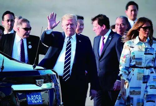 1个弹孔，见证了一段历史；400件雨衣，映衬出城市温情