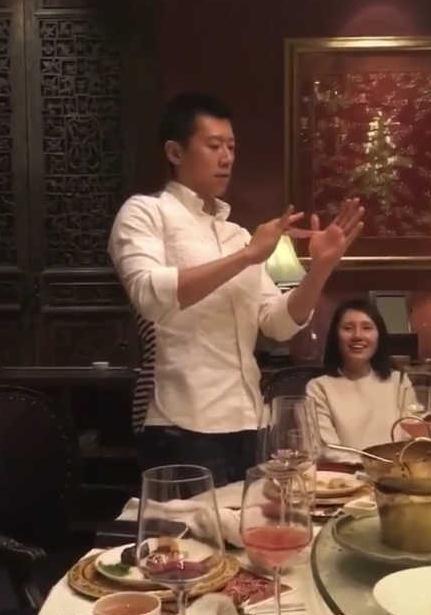 夏雨一家三口逛超市,43岁袁泉的美腿绝了,结账暴露家庭地位