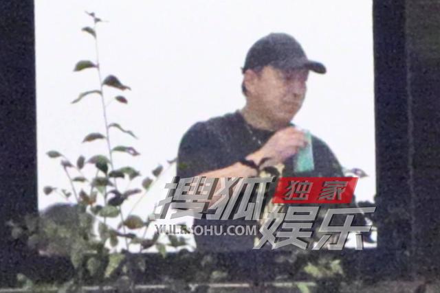 黄渤现身工作室忙碌 身穿短袖特别有活力