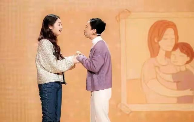 54岁黄绮珊和春晚判若两人!穿黑色吊带秀性感,“黄妈”变姐姐