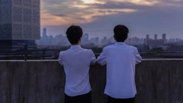 余华《兄弟》:为什么出身相似的人,最后却有不一样的结局