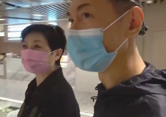 影星江华罕现身，和大8岁妻子好恩爱！曾出轨邓萃雯现婚姻仍美满