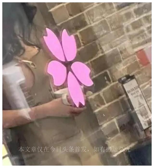 模特走秀？真空全裸上阵！广州一咖啡店员工只穿安全裤上班？