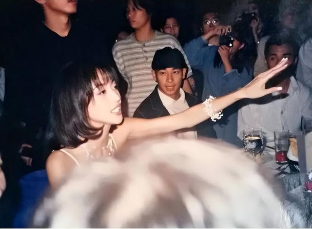 临终前，梅艳芳一袭婚纱嫁给舞台，告诉前男友赵文卓：抱紧眼前人