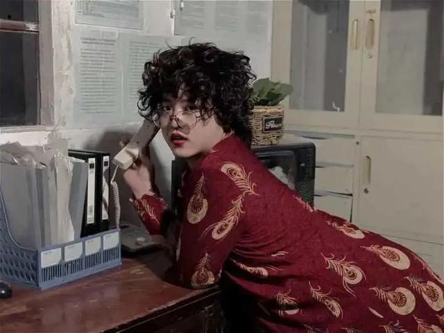 假期第一天,23岁小伙演了11遍中年大妈!有人因他一句话嚎啕大哭