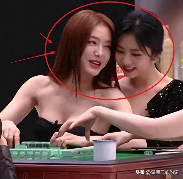 45岁秦岚后台打麻将被偷拍，穿抹胸裙大秀身材，傲人上围不减当年