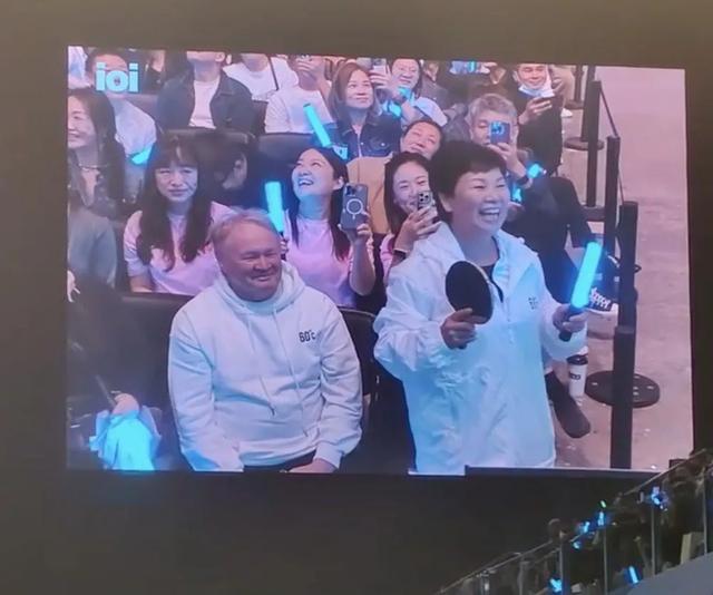 张学友当场叫她“妹妹”！特别嘉宾现身上海演唱会，全场沸腾