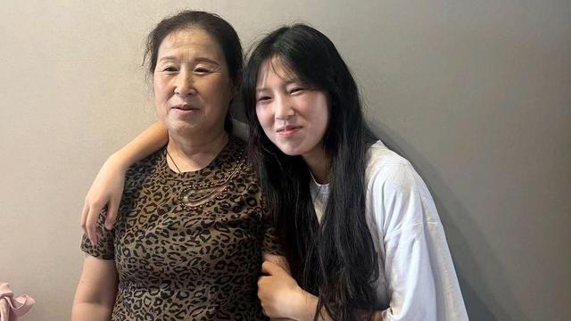 太讽刺!姜萍再被质疑,成名后各大人物去家里采访送礼,还要修路