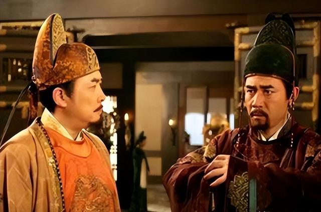 袁天罡给三人看相，预言他们必能做大官，三人走后袁天罡直叹可惜