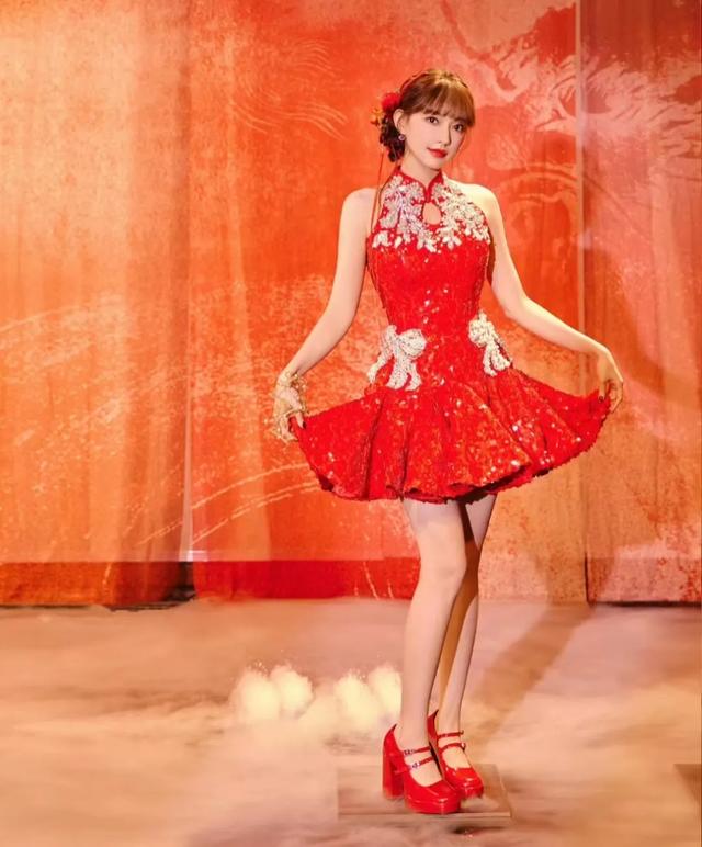 程潇与程晨新加坡旅行，背17万的包包好惬意，妹妹红头发凸嘴抢镜