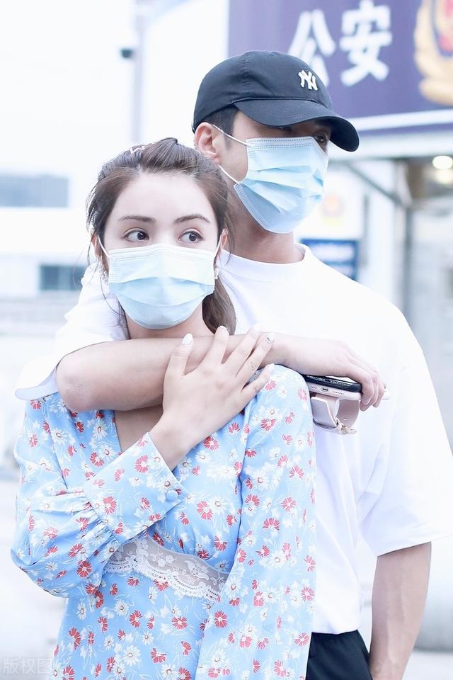 这个后环抱太甜了吧!姜潮和麦迪娜夫妻同框,每次都双手紧扣