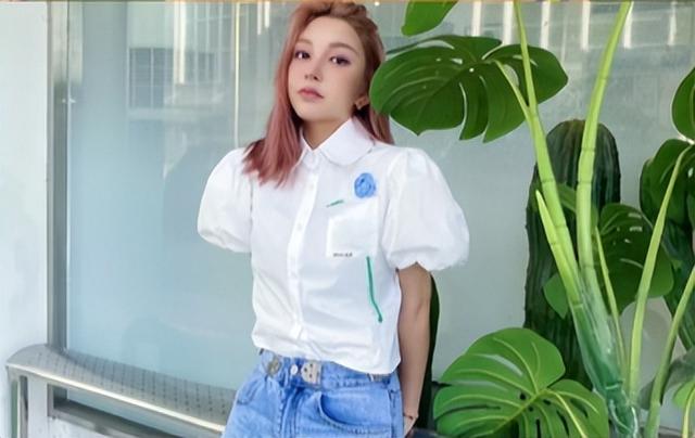 继李易峰后他也要塌房？王嘉尔八年站姐关站，脱粉原因引争议