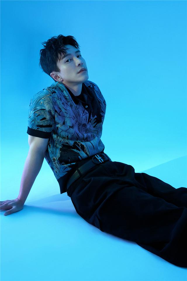 王冠逸质感大片曝光 深邃眼神显成熟魅力