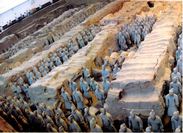 秦始皇兵马俑，是用活人烧制的？这尊裂开的兵马俑，解开了真相