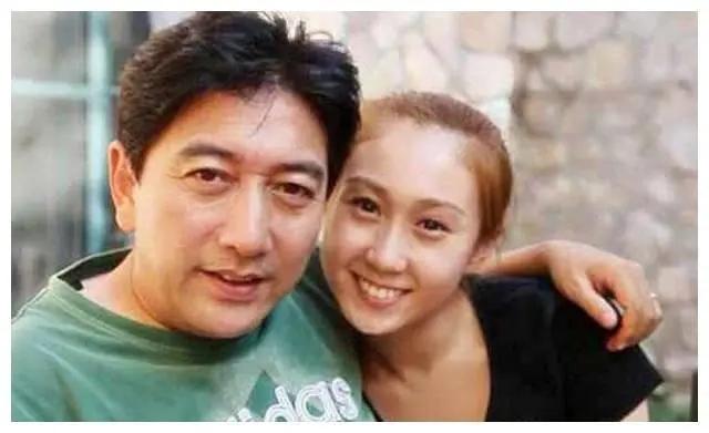 抛弃妻子另娶小13岁新欢，照顾残障哥哥16年，水均益人品究竟如何