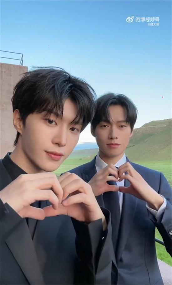 显眼包line！范丞丞魏大勋穿黑西装跳舞帅气十足