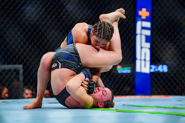 艳舞女郎杀进UFC凶悍绞杀对手！几周前还在脱衣舞俱乐部工作