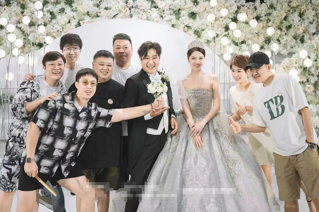 喜剧演员张泰维大婚！老板贾玲亲自到场证婚，泪洒台上送新人祝福