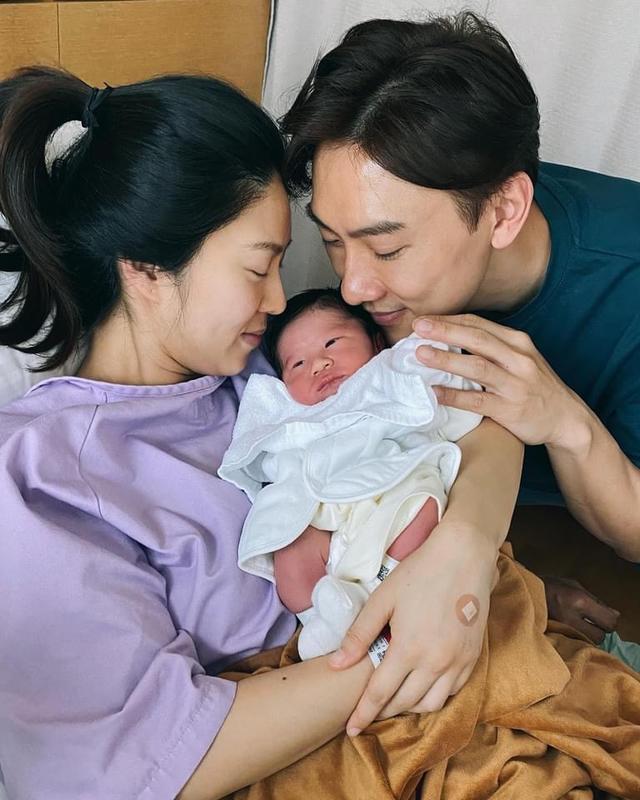 恭喜！35岁TVB小花早产生下7磅重儿子，与主持人老公恩爱多年