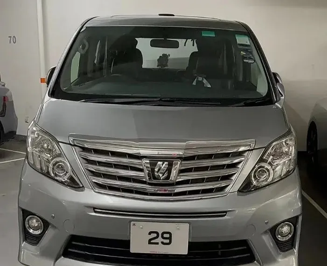 发掘港星的娱乐大亨，每天出门带5万现金，1350万买车牌创纪录