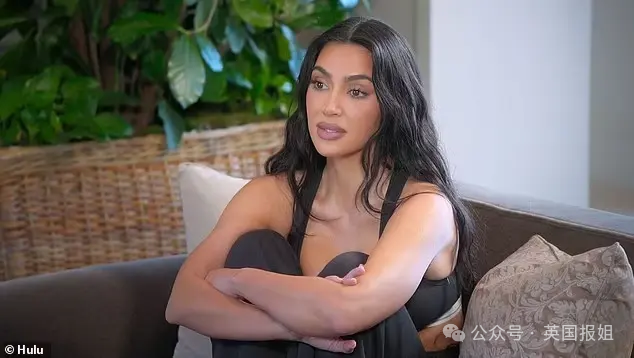 侃爷老婆要离婚？卡戴珊甜吻新男主毫不在意，网友：幸好她已逃了