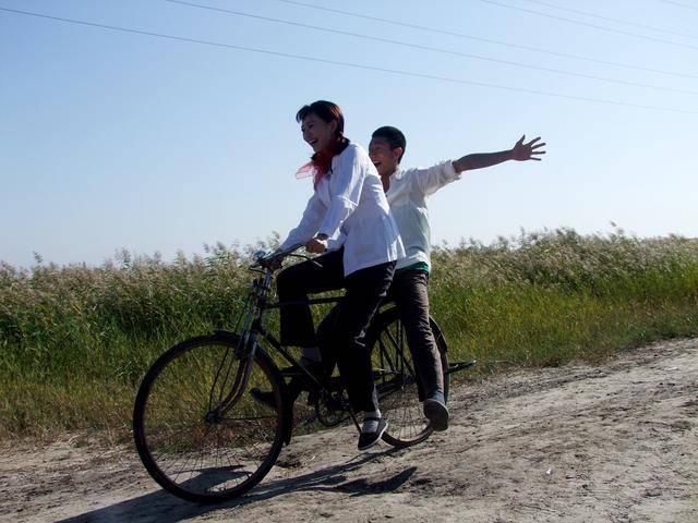 张一山新剧《青谷子》今晚登陆江苏荧屏，这回他不走痞帅路线