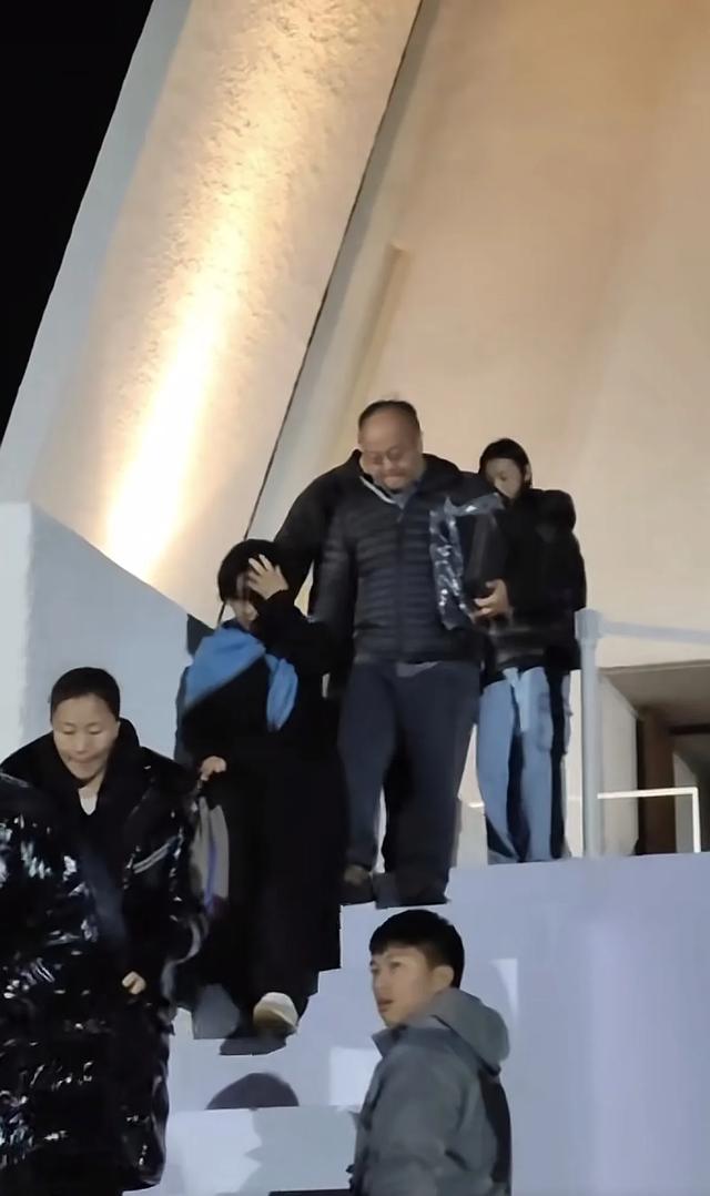 窦唯现状曝光：隐居阿那亚，秃顶头发花白索性剃光头，偶尔会演出