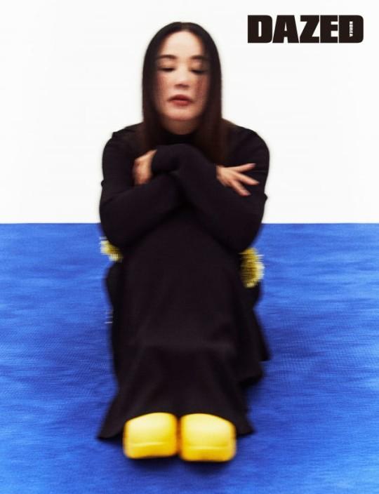 韩国女艺人严正花最新杂志写真曝光