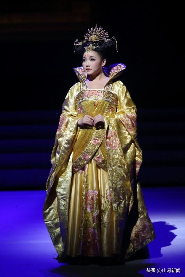 她是军旅歌唱家，身材丰满被称“中年杀手”，今转身成北电教授！