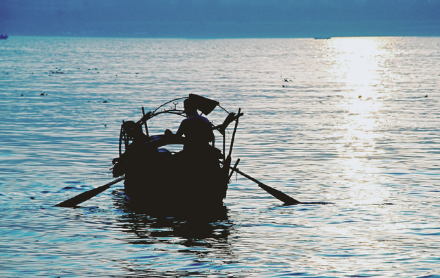 2002年矿王瞒报81人矿难获刑20年,却只住了4年出狱,继续当富豪