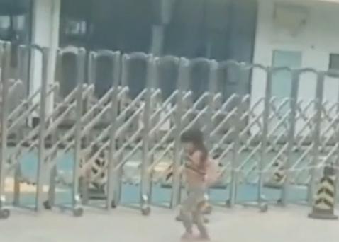 小女孩站幼儿园门口盼望上学?戳中全网泪点!真相是……