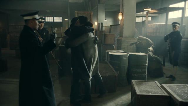 《前行者》的耐看不止于烧脑，这部谍战剧让人把“如履薄冰”看得真切