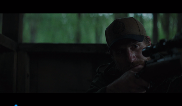 一家三口躲在木屋躲避未知生物捕杀，孰料一回头丈夫已经变异