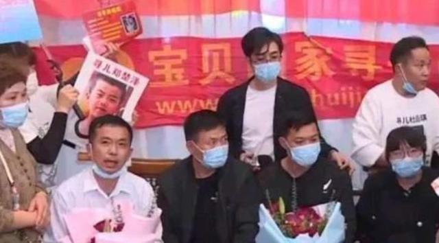 徐剑锋认亲回家后，姐姐姐夫给弟弟买新衣服，生母离世成永久遗憾