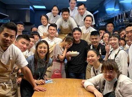 霍建华一家三口合体，林心如照顾女儿母爱满满，小海豚正面曝光