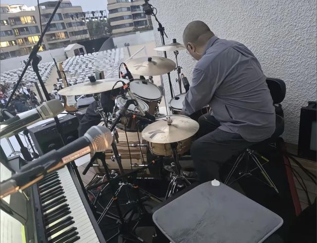 窦唯现状曝光：隐居阿那亚，秃顶头发花白索性剃光头，偶尔会演出